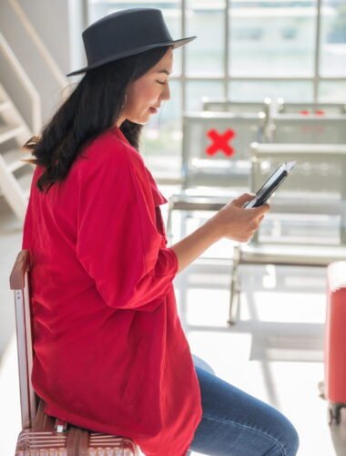 side-view-young-woman-using-mobile-phone (1)